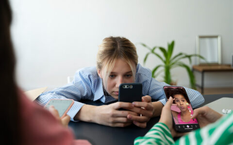 Les réseaux sociaux aggravent-ils réellement l’anxiété chez les adolescents ?