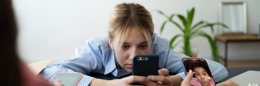 Les réseaux sociaux aggravent-ils réellement l’anxiété chez les adolescents ?